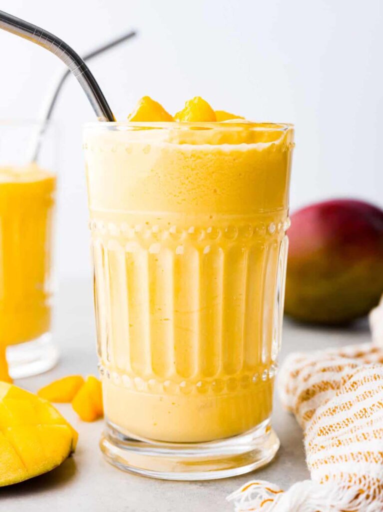 mango juice summer drinks to make at home in hindi, mango lassi summer drinks for kids in hindi, nutritious cool summer drinks, घर पर बनाने के लिए आम का रस गर्मियों के पेय हिंदी में, बच्चों के लिए आम का रस गर्मियों के पेय हिंदी में, पौष्टिक ठंडा गर्मियों के पेय